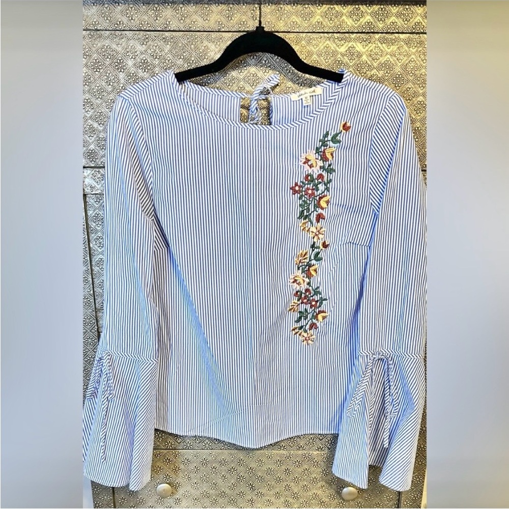 BLEUH CEIL Split Back Bell Sleeved Top